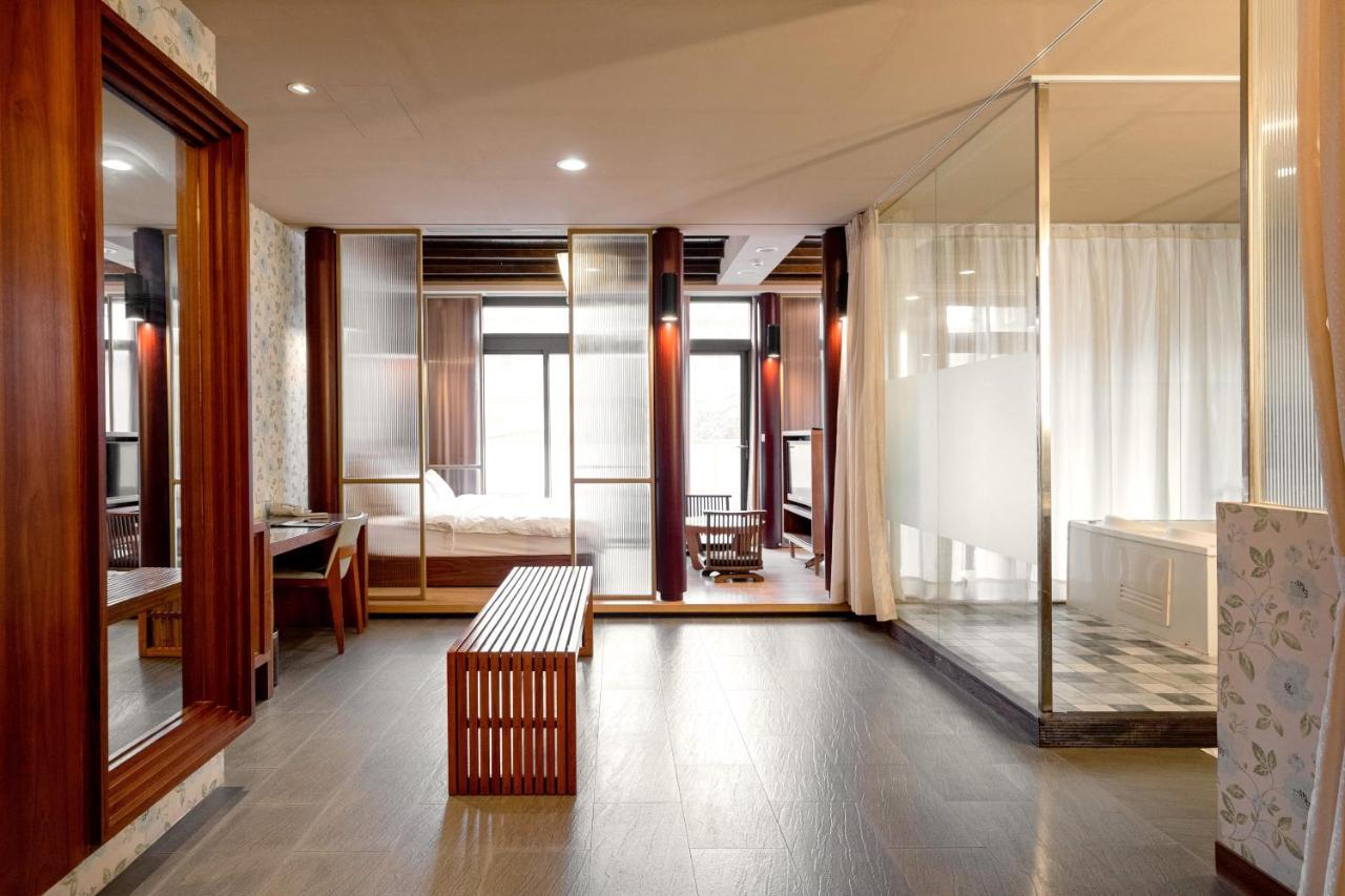 Motel Tian Xia Ju à Yilan Extérieur photo